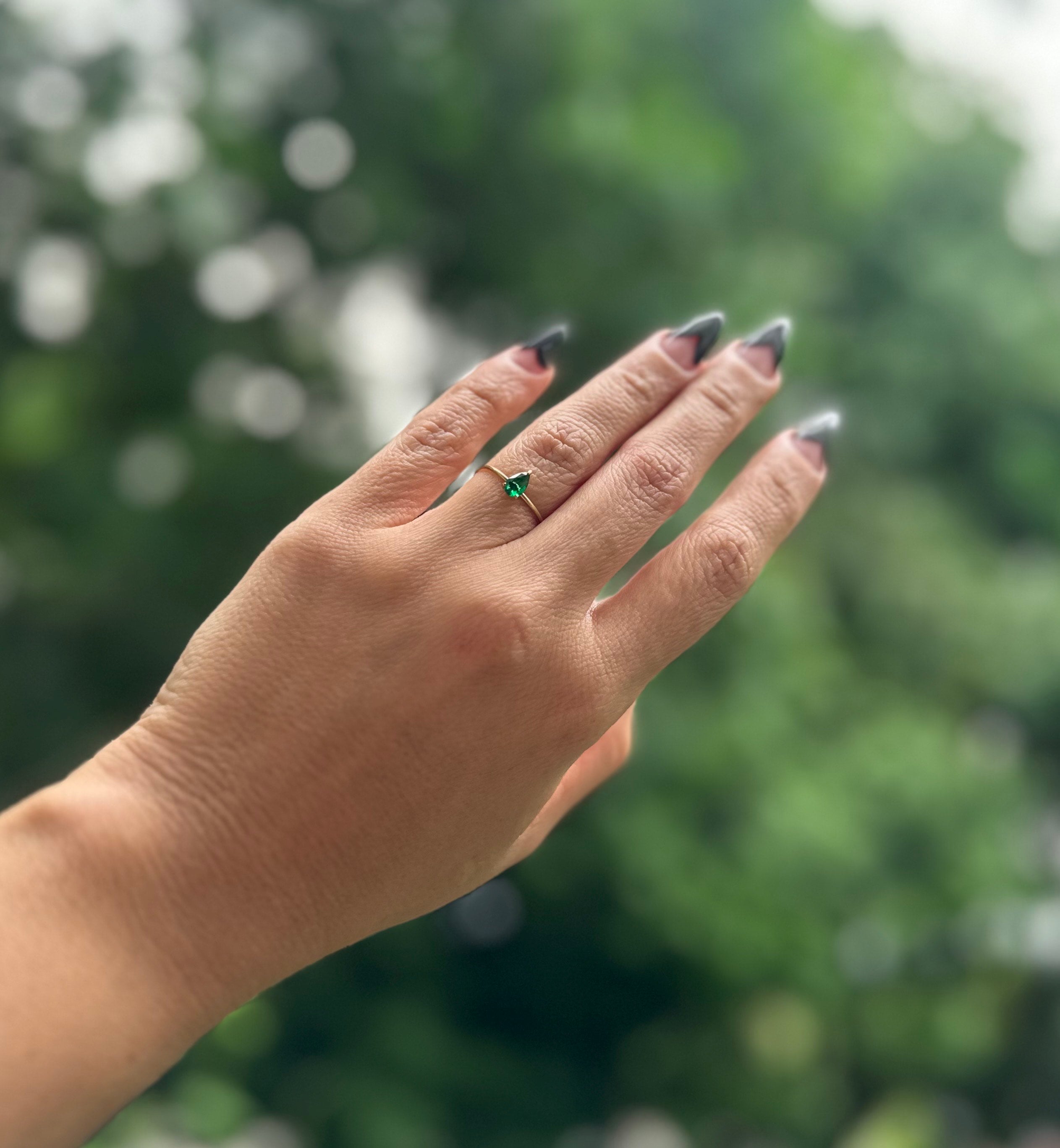 Anillo con Piedra Verde Minimalista