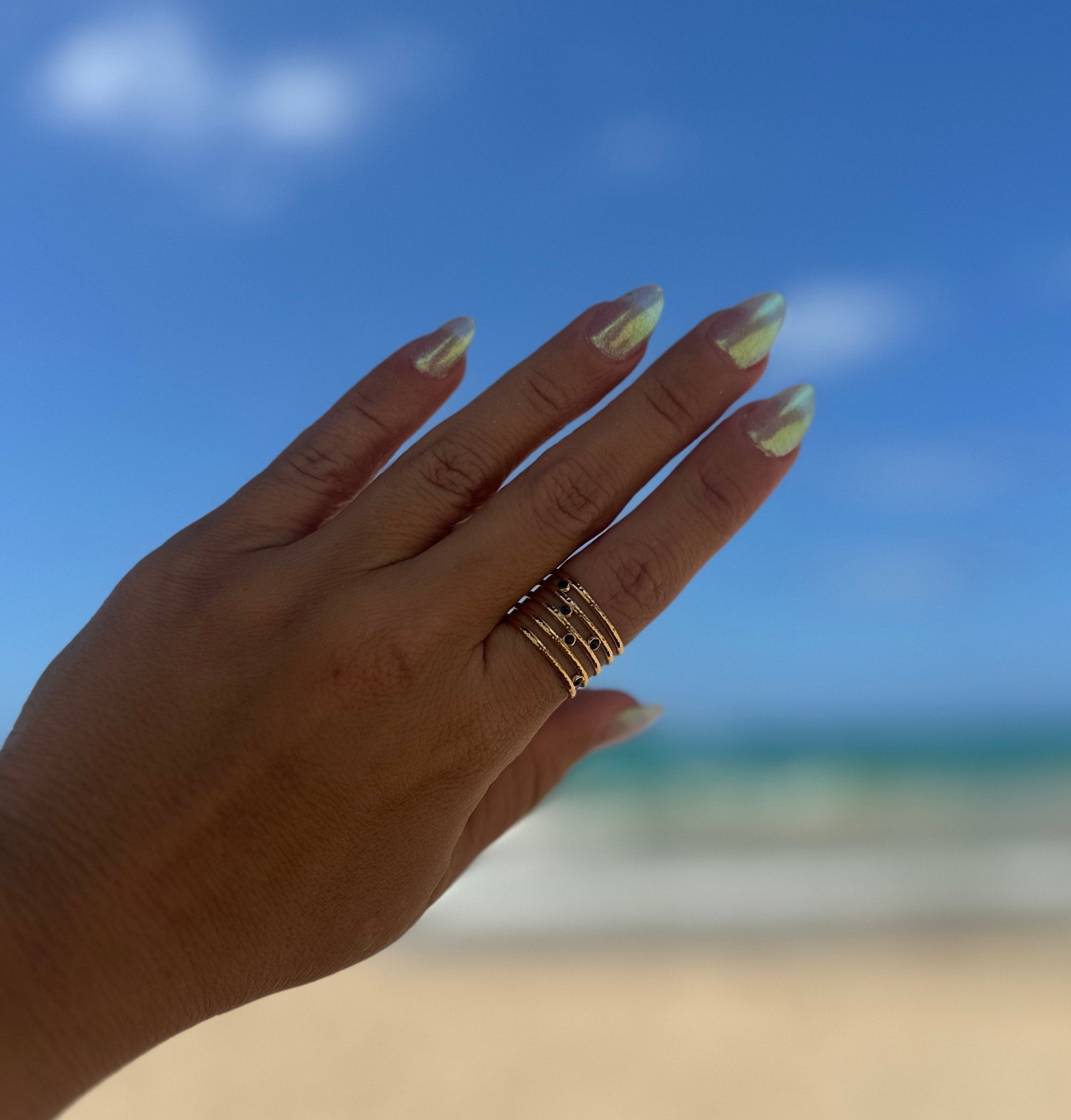 Anillo con Puntos Negros