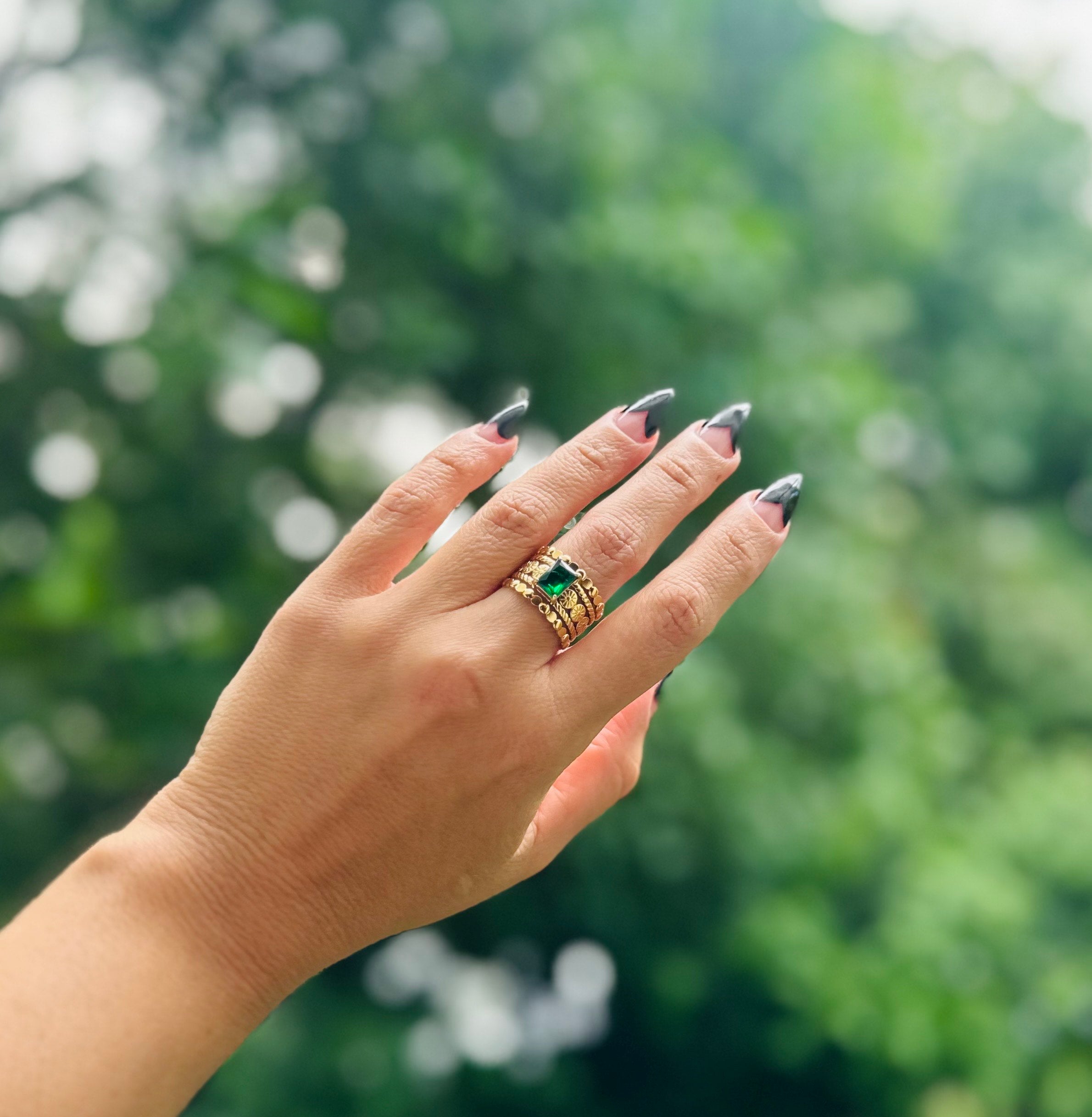 Anillo Elegante con Piedra Verde